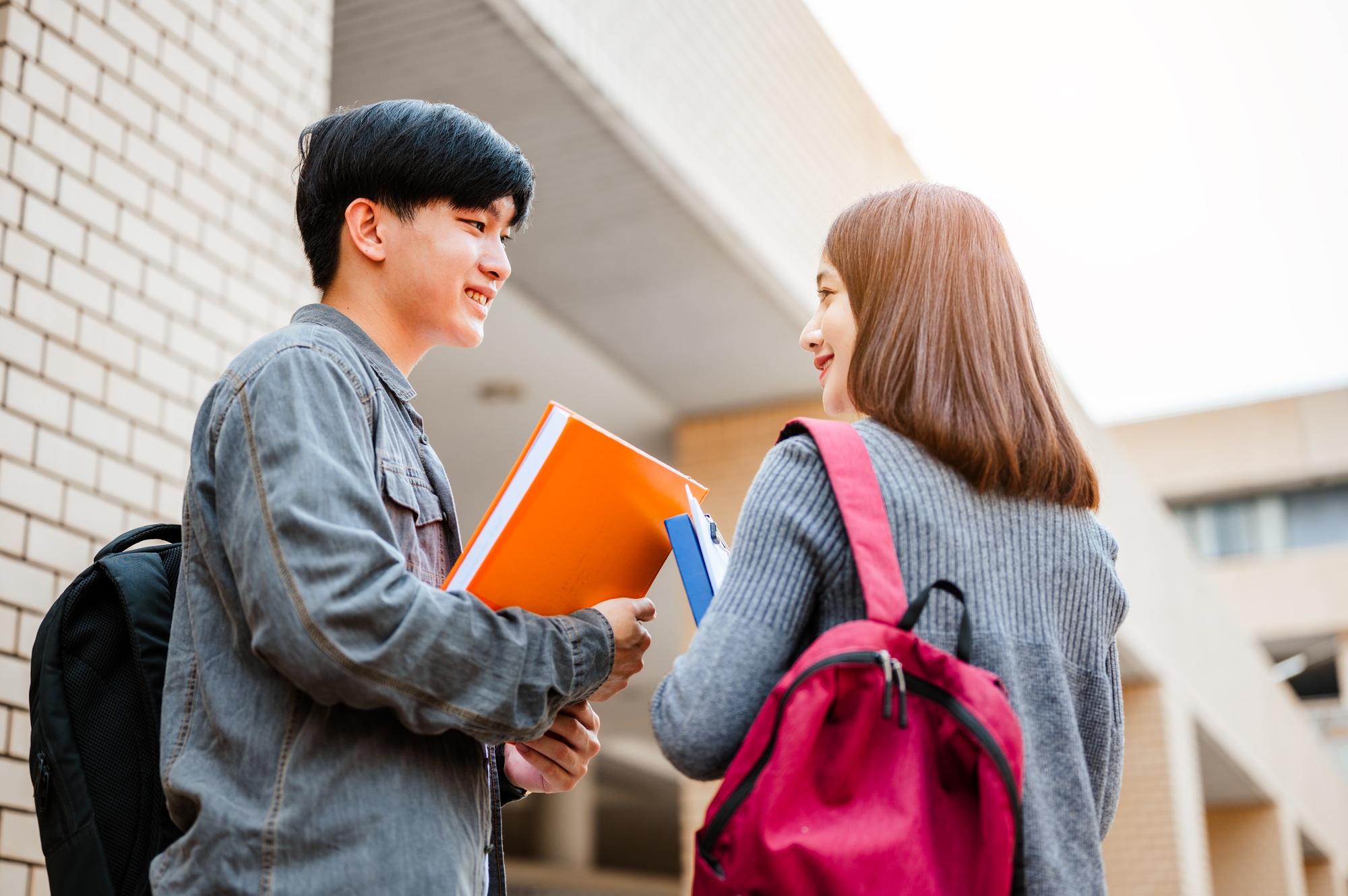 Two students are discussing about exam preparation, presentation, study, study for test preparation